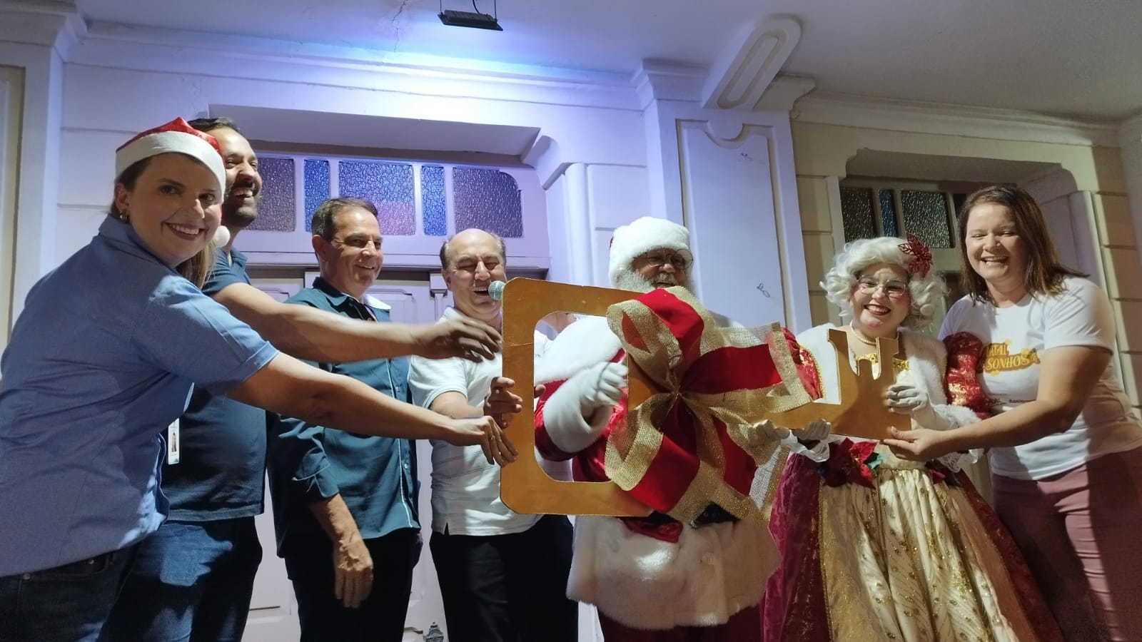 Papai Noel chega em Pará de Minas inaugurando o Natal Luz e sonhos 