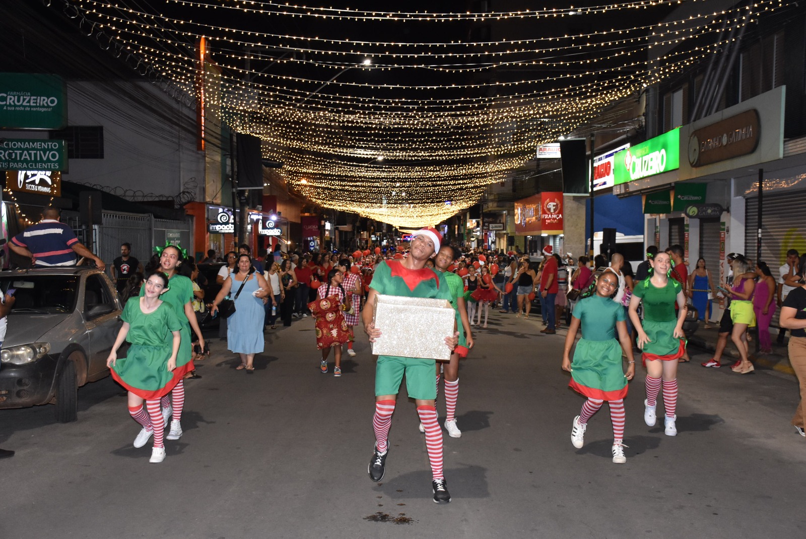 Papai Noel chega em Pará de Minas inaugurando o Natal Luz e sonhos 