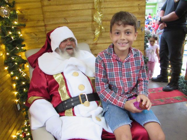 Papai Noel recebe visitantes no Centro Comercial Recanto