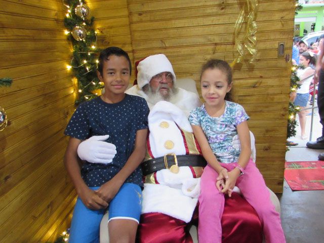 Papai Noel recebe visitantes no Centro Comercial Recanto