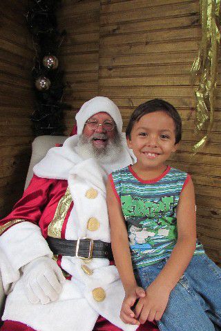 Papai Noel chega com muita alegria ao Santos Dumont
