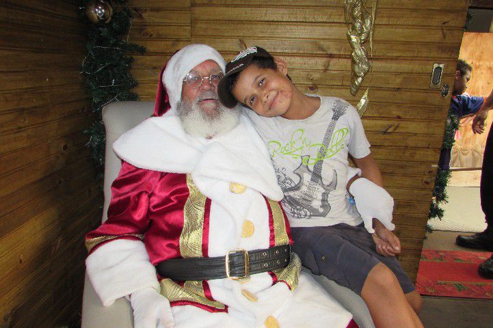 Papai Noel chega com muita alegria ao Santos Dumont