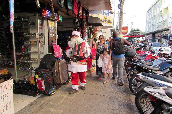 Papai Noel Sanfoneiro alegra as ruas da cidade