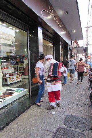 Papai Noel Sanfoneiro alegra as ruas da cidade