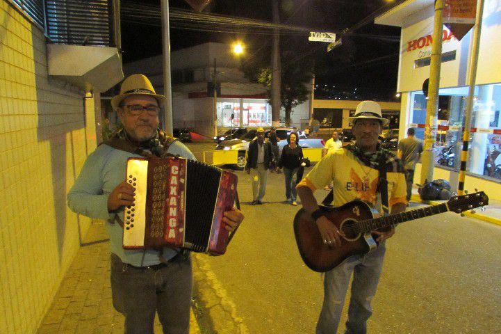 Arraiá de Compras atrai multidão para as ruas centrais de Pará de Minas