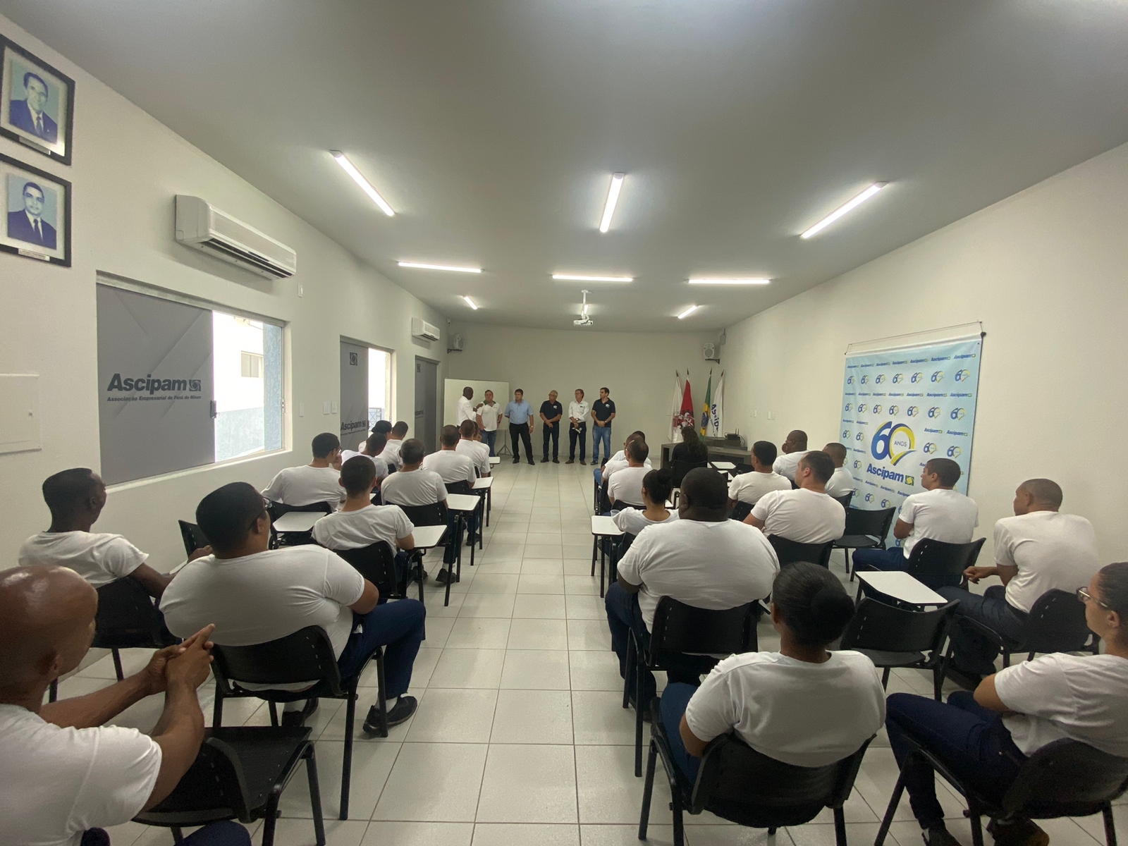 Membros da Guarda Civil Municipal visitam a sede da ASCIPAM  