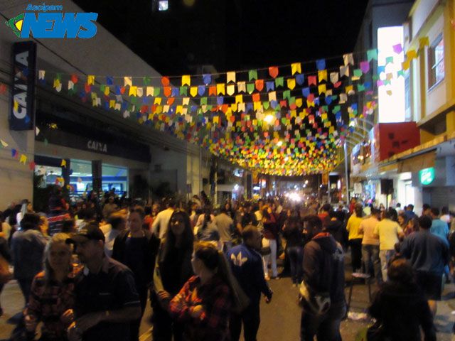 Arraiá de Compras atrai multidão para as ruas centrais de Pará de Minas