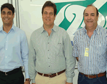 Alexandre Melo, gerente de contas corporativo, Luiz Carlos, presidente da Ascipam, Lúcio de Oliveira, gerente varejo e Leonardo Duque, gerente
empresarial