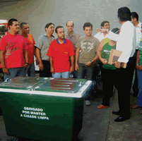 Empresários receberam a lixeira