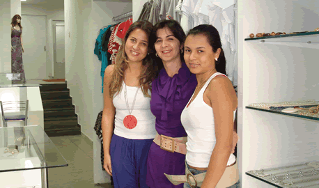 A empresária junto as funcionárias, com a loja muito mais bonita