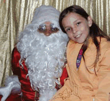 As crianças tiram fotos com Papai Noel
