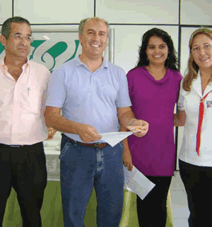 Carlos Gonçalves, da Paracolor, Elias Diniz, a vencedora Sônia e a vendedora Ana Amélia