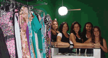 A equipe de colaboradoras está sempre atenta às tendências da moda
