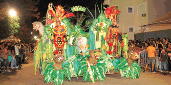 Muitas cores e alegria marcou o desfile de 2009