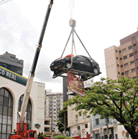 O carro içado por um guincho