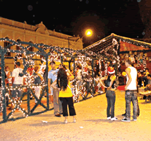 Pessoas de todas as idades contemplaram a bela Casinha de Papai Noel