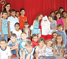 Crianças de outras localidades vieram fotografar com Papai Noel