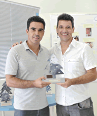 1º lugar Residência: O Vereador Renato Almeida recebeu o prêmio em nome dos vencedores