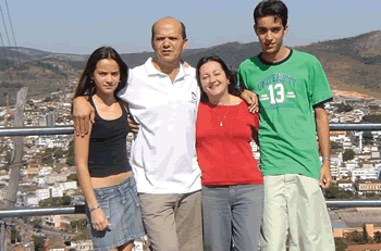 O empresário junto à família