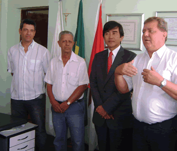Se reuniram, vice-prefeito, presidente da câmara, empresário e prefeito