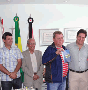 Zezé Porfírio, prefeito municipal, foi o primeiro a receber o cartão