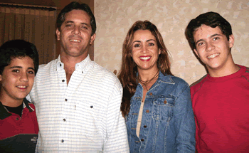 Fernando junto com a esposa e filhos