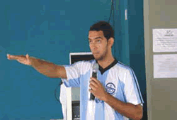 O jogador Charles Delon da Sumidenso fazendo juramento