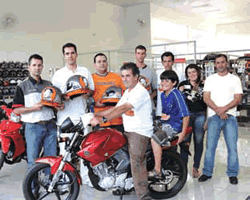 Ganhadores dos capacetes e patrocinadores do evento