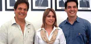 O presidente da Ascipam e diretores da Hábil Mais, Leonardo e Sabrina
Guimarães