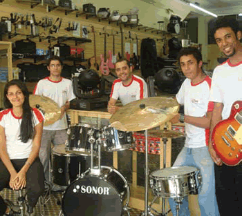 Marcelo junto com sua equipe na Marcelo Eletro Musical