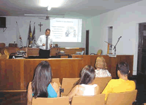 O Gerente Ednei Duarte ministrou palestra para associados de Florestal