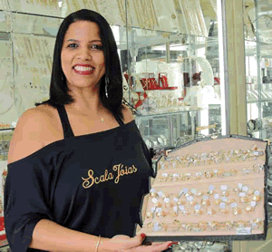 Elaine Faria:Trabalho há 23 anos no comércio e amo muito a minha profissão, me
sinto realizada em poder ajudar as pessoas.