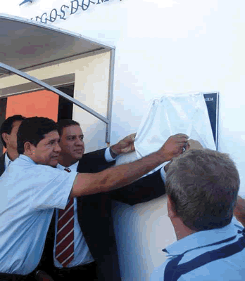 Presidente da Câmara, Vilson Santos, ao lado do promotor Delano Azevedo e do prefeito Zezé
Porfírio no descerramento da placa.
