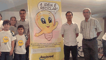 Diretores da Ascicred e crianças que participaram da campanha publicitária