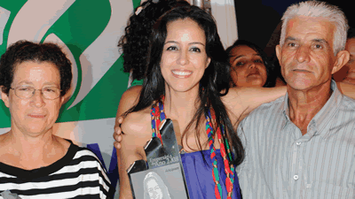 Ivanete fez questão de receber o prêmio ao lado dos pais