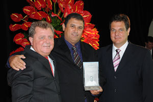 Cláudio Rocha Faria recebeu o troféu de Prestador de Serviços do Sesquicentenário das mãos de Zezé Porfírio e Luís Carlos Lopes