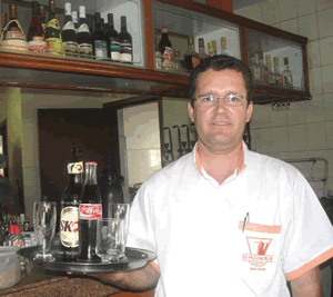 Doca, o garçom que conquistou a simpatia de seus clientes