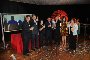 Edval Amaral junto a seus filhos, neto e esposa