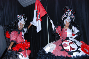 Apresentao do mestre-sala e porta-bandeira da Escola Unidos do Morro