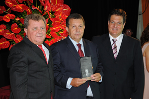 O troféu Agropecuarista do Sesquicentenário foi entregue para Flávio Abreu por Zezé Porfírio e Luís Carlos Lopes