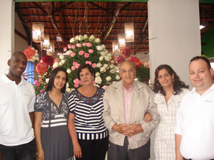 Os proprietários do Pomar Floricultura e os representantes da Cooperflora comemoraram a parceria