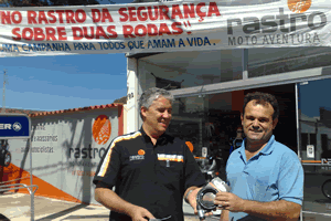 Ricardo da Rastro entregou prêmio ao cliente Ricardo Mendonça