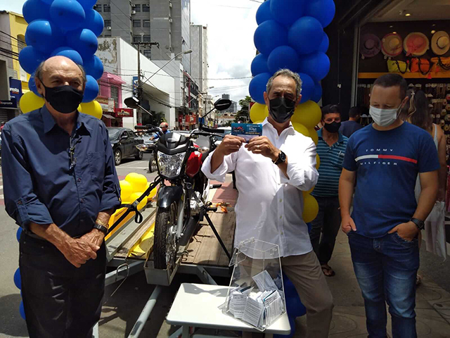 Lojinha Scala Seguros inicia o ano premiando cliente com moto 0km