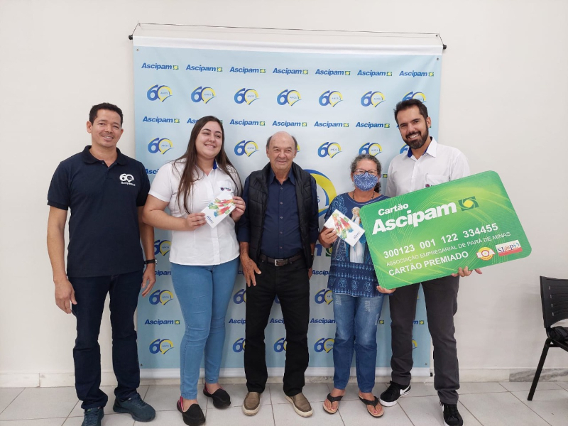 Consumidores e vendedores recebem a premiação da Compra da Sorte da ASCIPAM