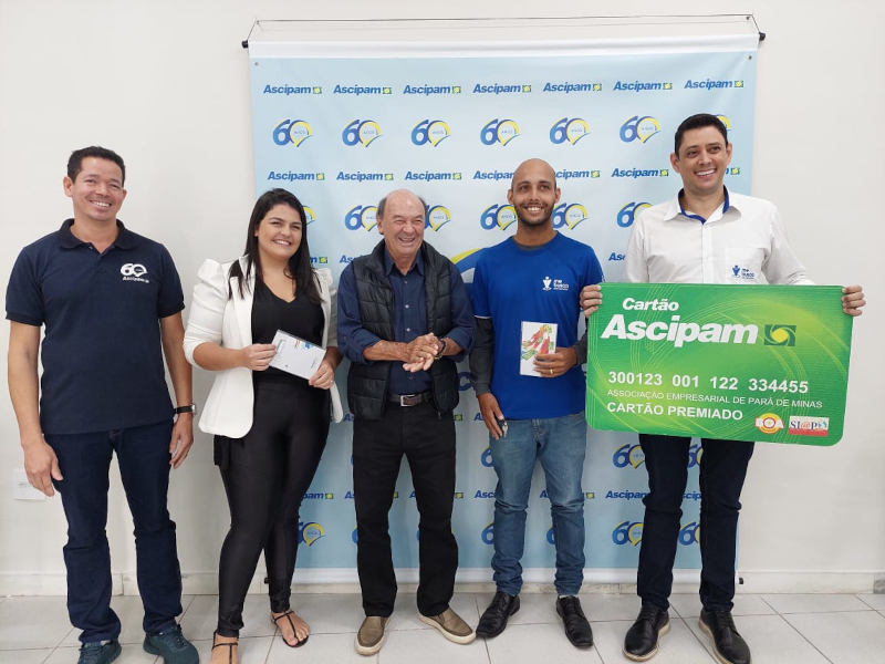Consumidores e vendedores recebem a premiação da Compra da Sorte da ASCIPAM