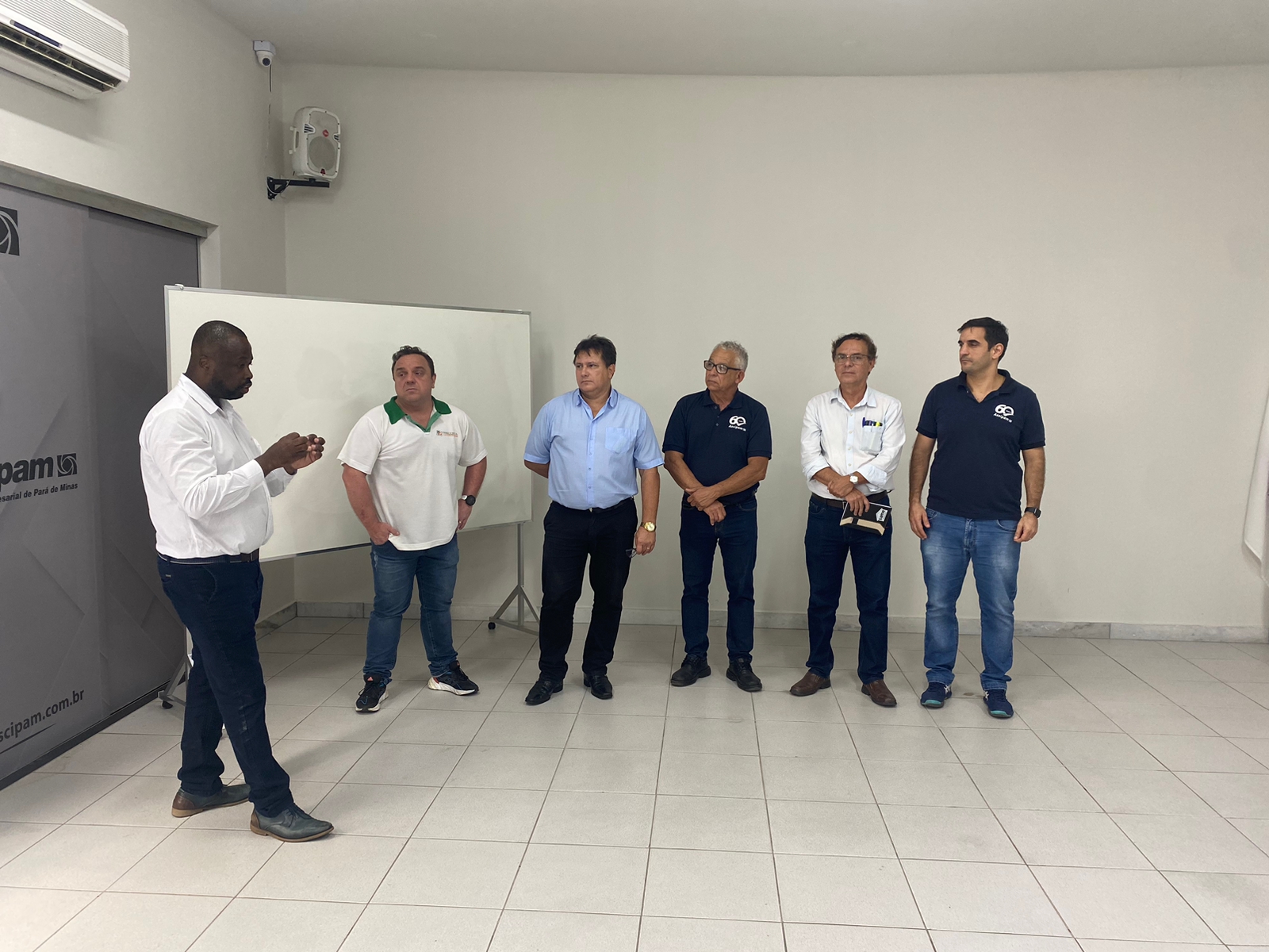 Membros da Guarda Civil Municipal visitam a sede da ASCIPAM  