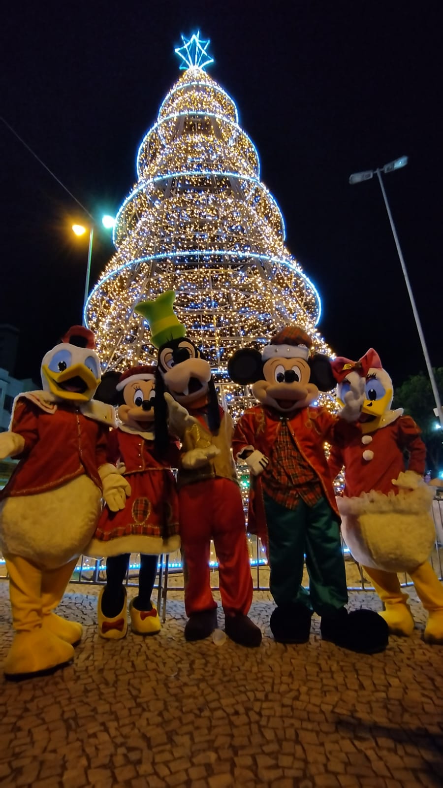 Papai Noel chega em Pará de Minas inaugurando o Natal Luz e sonhos 