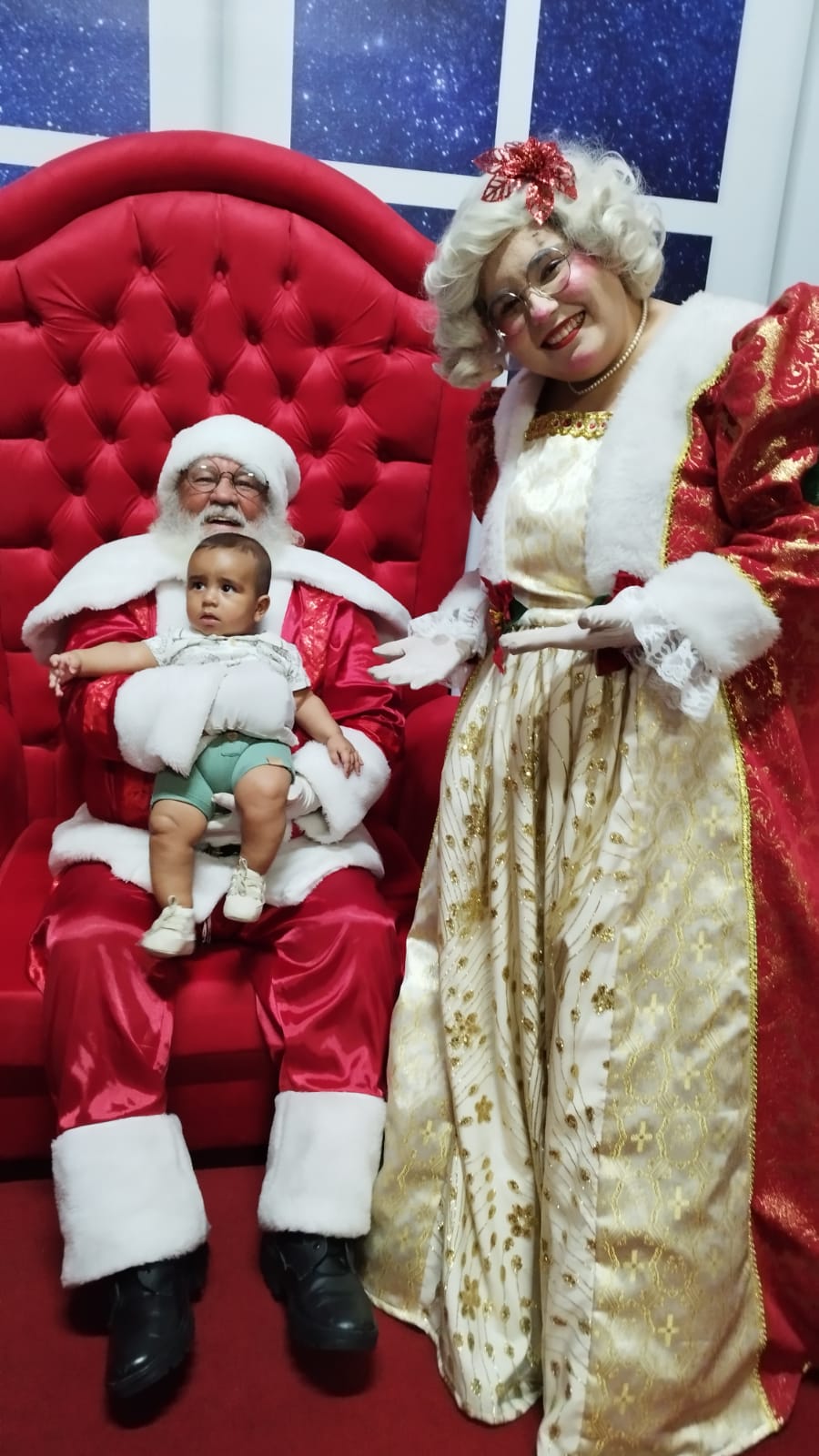 Papai Noel chega em Pará de Minas inaugurando o Natal Luz e sonhos 