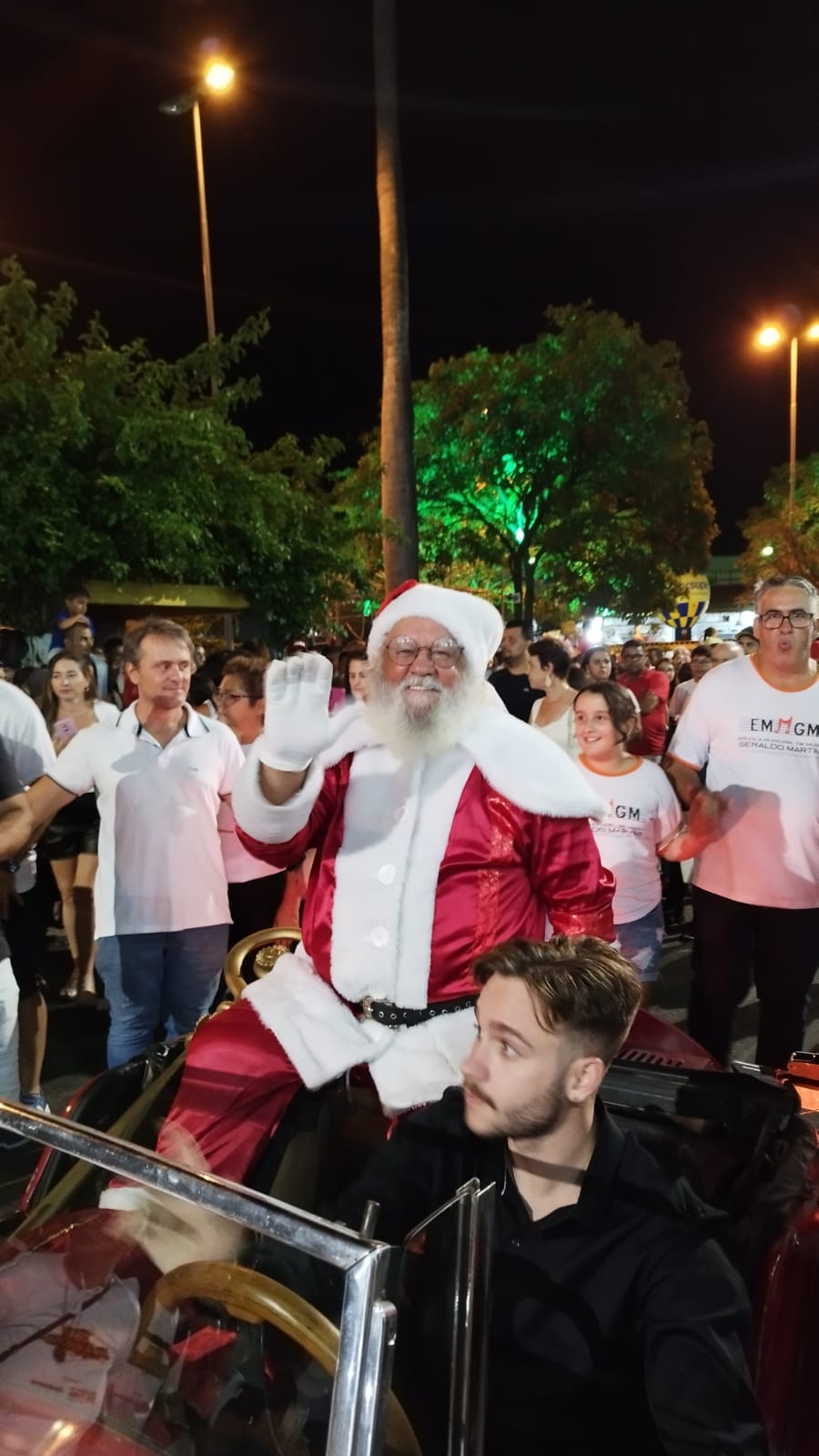 Papai Noel chega em Pará de Minas inaugurando o Natal Luz e sonhos 