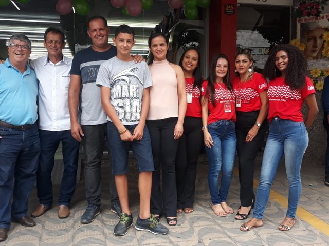 Escritura na mão - Ganhadora da casa da Ascipam vive mais um momento de muita alegria